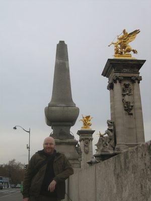 Iain posando en el puente