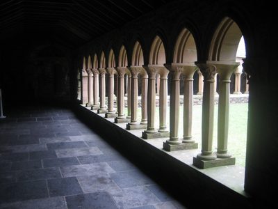 en la galeria de la abadia