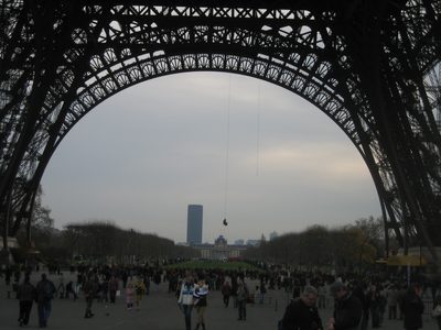 los bomberos de Paris "escalando" la torre Eiffeil