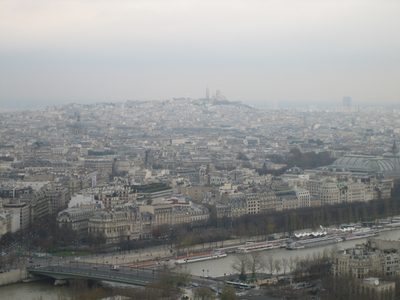 al fondo la catedral de Sacre Coeur