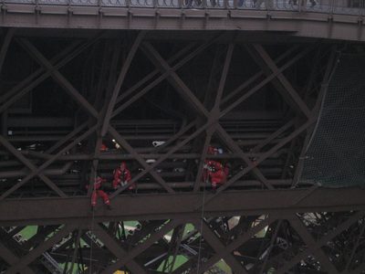 otra vez los bomberos escalando