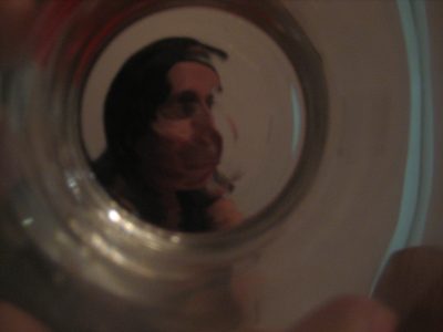 y ahora a traves de un vaso