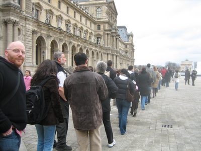 haciendo la cola para entrar al Louvre