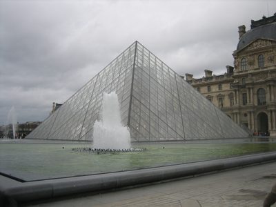 la piramide en el jardin del Louvre