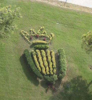 en verano se arma el escudo de Tarragona con las flores