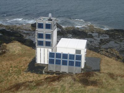 el faro con paneles solares