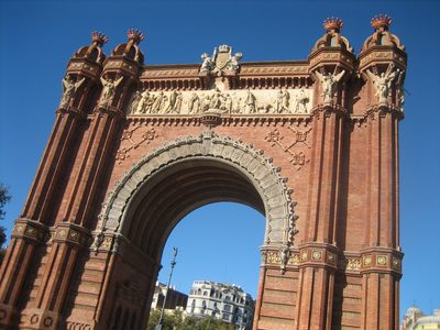 (tiene su propio Arco del Triunfo)
