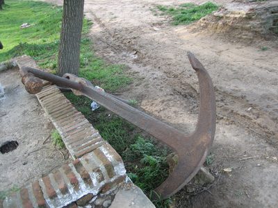 bueno, aca abajo hay un ancla de la epoca de la batalla