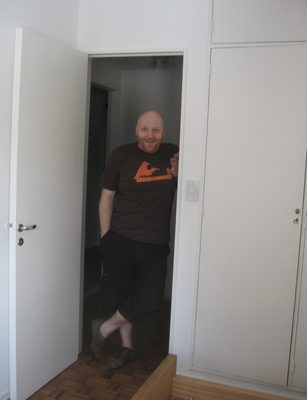 Iain contento con la cama nueva