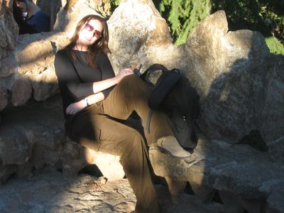 descansando en uno de los bancos del parque
