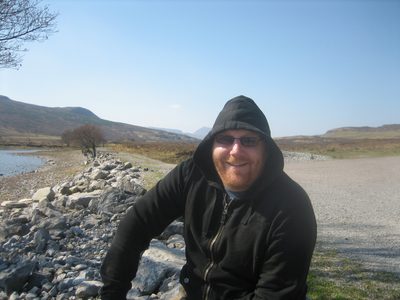 Iain se cubre del sol