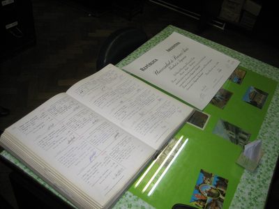 corroborando que el libro y el diploma esten bien