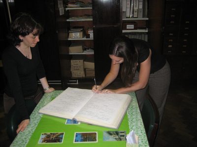 firmando el libro