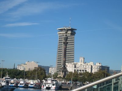 (es una estatua de Colón)