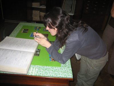 Rocio saca una foto de la firma