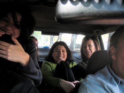 volviendo en taxi.... aparentemente llevar a 5 personas es legal!