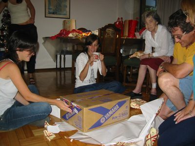 abriendo los regalos