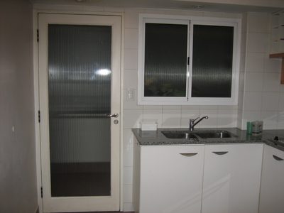 la cocina (no es luminosa)