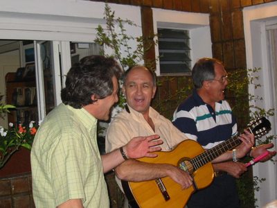 Papa, Hector y Rodolfo cantando...