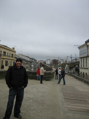 Iain en la muralla romana q rodea Lugo