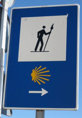 estas señales muestran el Camino de Santiago - estan por todos lados y a cada rato uno se cruza con la gente q hace el camino a