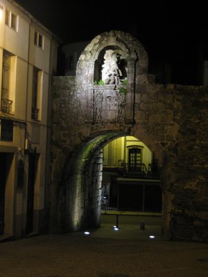 una de las entradas a traves de la muralla