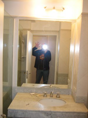 Iain mostrando las luces del baño