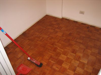 la habitacion de servicio tiene piso nuevo!
