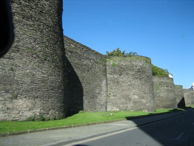 la muralla vista desde afuera de la ciudad