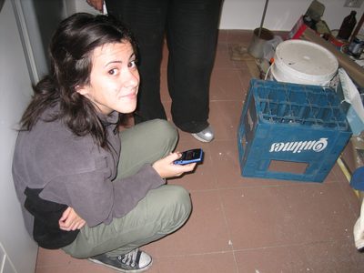 Rocio analizando el telefono