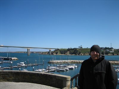 Iain y la vista del puerto deportivo