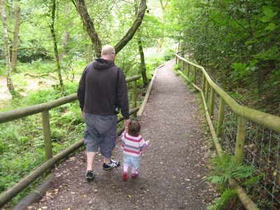caminando de la mano de papa...
