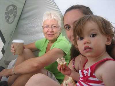almorzando en la carpa - afuera llueve!!
