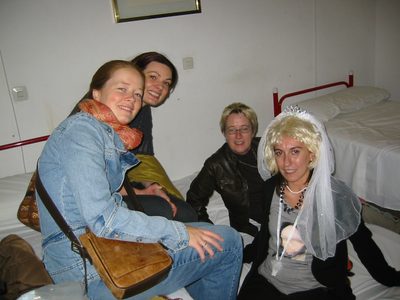 con Suzanne, Bettina y Hilary en una de las habitaciones