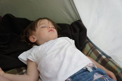 durmeindo la siesta en la playa