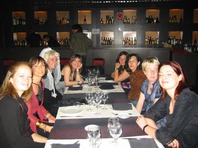 vista de la mesa: Suzanne, Emma, yo, Cris, Ceci, Edurne, Hilary y Bettina