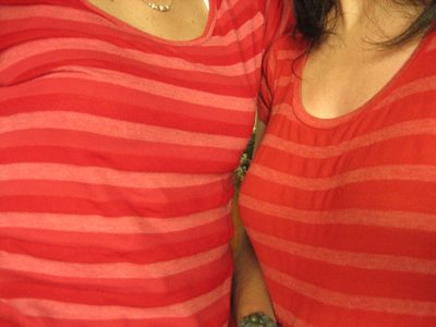 las dos hermanas con una remera muy parecida... jeje