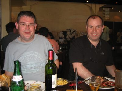 Iain S y Mike disfrutando de "Siga la vaca"
