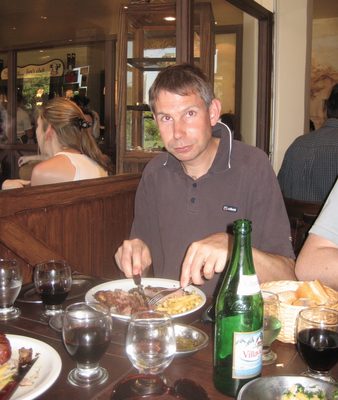 Alan muy concentrado en su comida