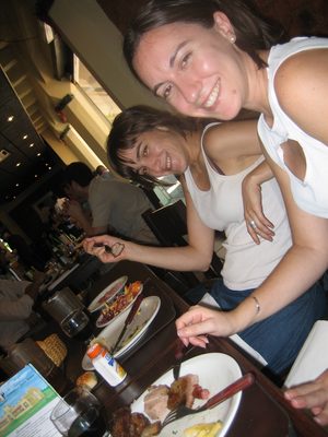 Paula y Mariana a punto de explotar... cuanta carne!!! y que rica!